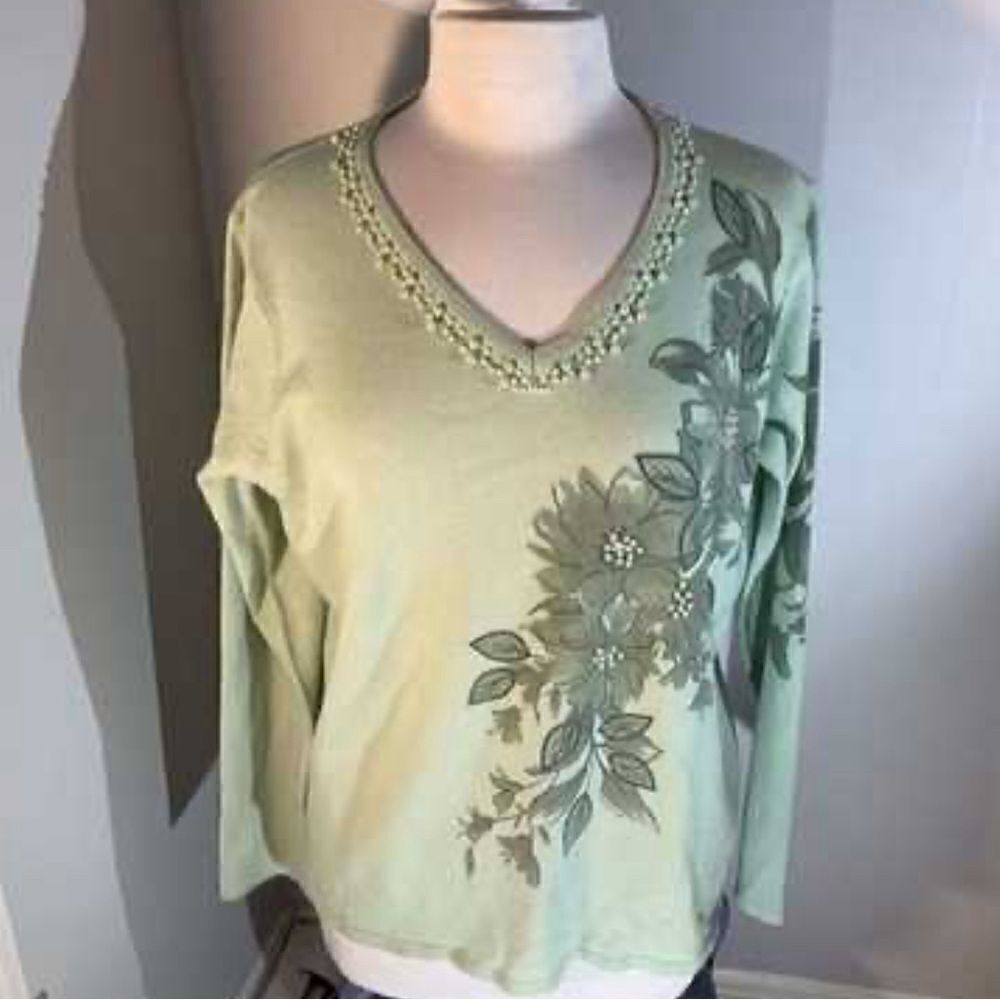 Vintage Pearl Detailed Flower VNeck Sweater. Mint green, size unknown
